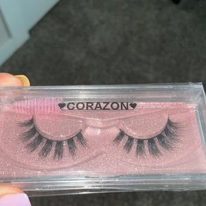 Eyelashes ( COMES WITH FREE TWEEZER)